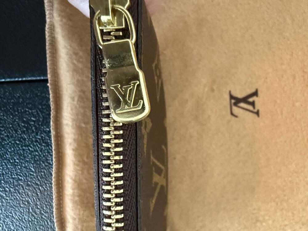 Louis Vuitton Monogram Canvas Key Pouch Cles with dust cover and box - Picture 7 of 16